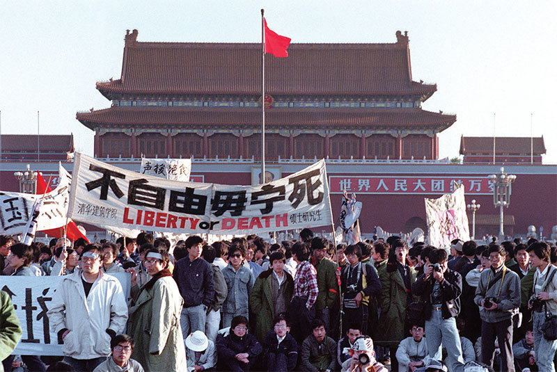 江澤民因1989年「六四」屠殺事件上位，政治上大搞反和平演變，成為新一代獨裁者。圖為1989年5月14日，北京天安門廣場大規模民主抗議活動。（Catherine Henriette / AFP）