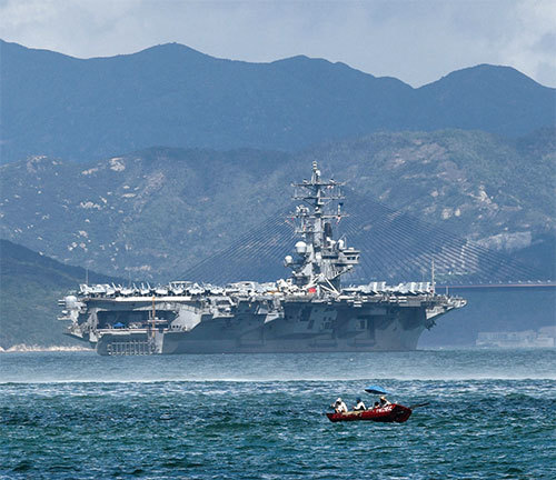 中共19大前夕，美國海軍「雷根號」核動力航母戰鬥群（圖），開往中國黃海與朝鮮半島水域，與韓國共同舉行為期五天的大規模聯合軍演，模擬阻擊朝軍突襲。圖為雷根號10月2日在香港補給。（Getty Images）