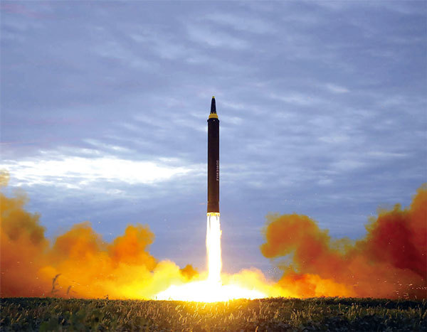 韓國媒體表示，北韓有可能在中共開19大時發射導彈，表達對北京與華盛頓一起制裁北韓的不滿。圖為北韓於今年8月29日發射的火星12型彈道導彈。（AFP）