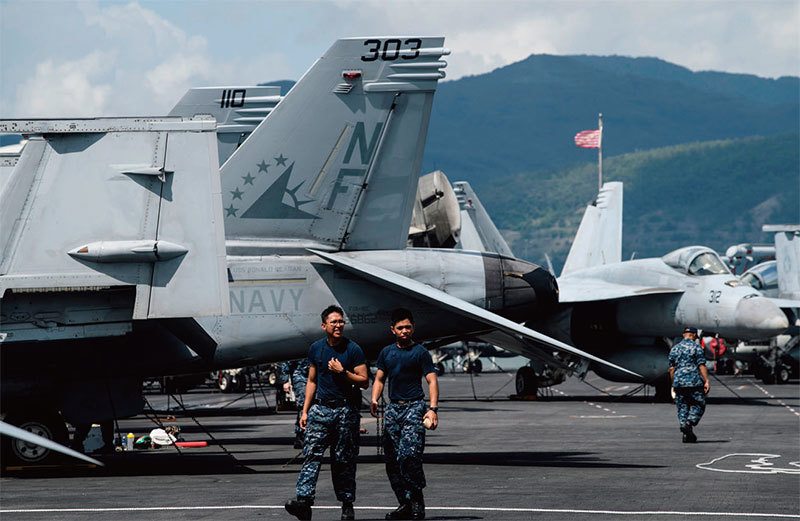 美國近日派航母進入黃海軍演，評論家認為，這是習近平求助於川普，請美軍為19大保駕護航。圖為10月2日美國海軍「雷根號」航母戰鬥群在香港補給。（AFP）