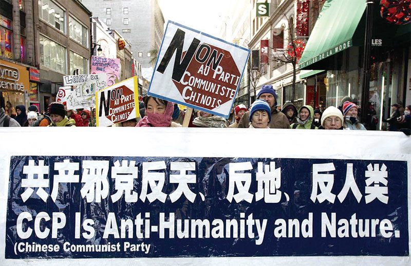 共產黨以支持環保運動來遏制企業的發展。圖為2005年聯合國氣候變化大會在加拿大蒙特利爾舉行，蒙特利爾華人社區正義人士抗議共產黨反天、反人類。（AFP）