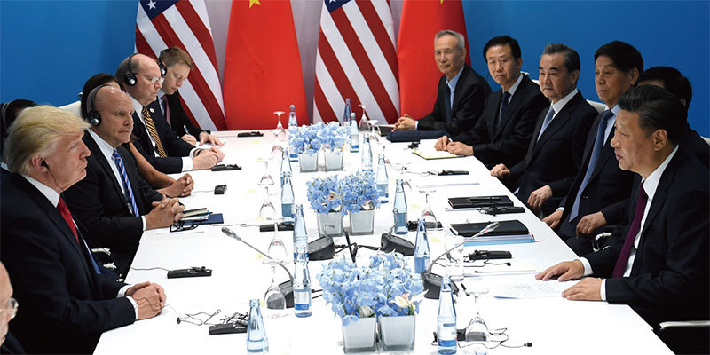 7月8日，劉鶴（右排最裡）隨行出席德國20G高峰會期間的中美會談。（AFP）
