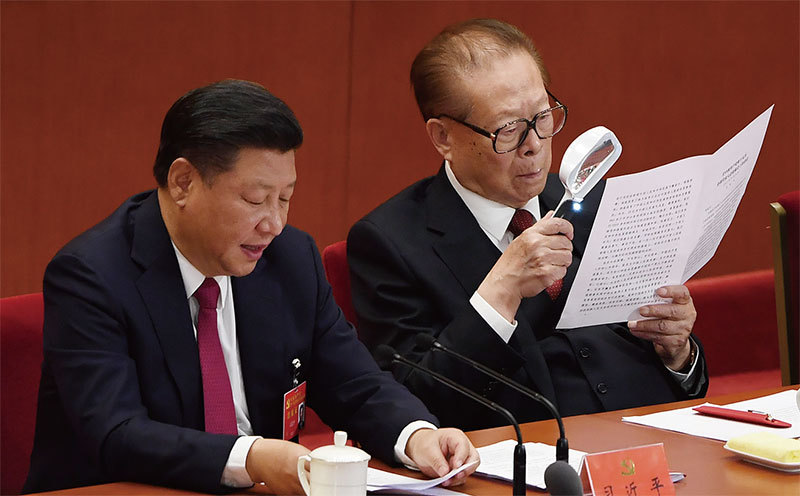 中共19大於10月18日舉行，習近平提出新的「社會主要矛盾」，當著江澤民的面拋棄其政策。（Getty Images）