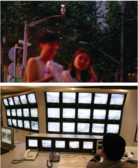 「天網」智慧人臉辨識系統早已在中國大陸幾個主要城市上路，透過遍布的監視器，捕捉路人的臉部信息以監控公眾行為。（AFP）