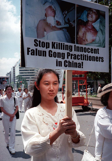 2001年7月20日美國法輪功學員在首都華府揭露迫害，呼籲制止中共殘酷虐殺中國法輪功學員。（AFP）