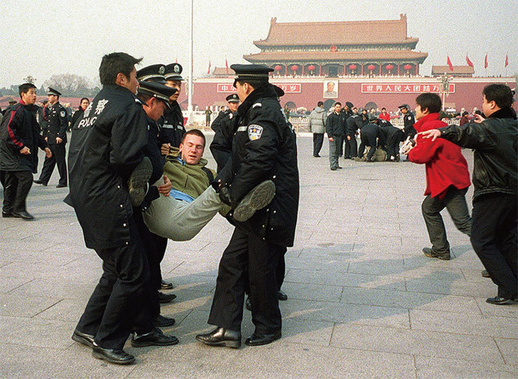 江澤民利用整個國家機器，鎮壓信仰「真、善、忍」的法輪功學員。圖為法輪功學員在北京天安門廣場被抓捕。（AFP）