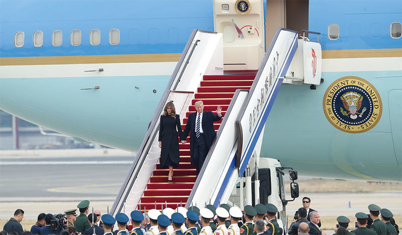 中方以可滑動階梯連上川普專機前門，讓川普夫婦從前門下來，避免了奧巴馬2016年飛抵杭州時，只能被迫從飛機腹部的逃生口走下來。（Getty Images）