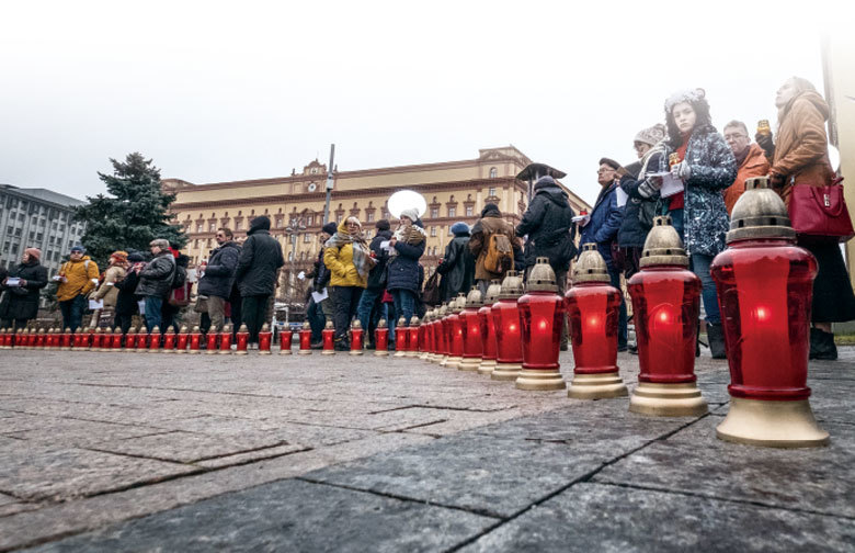 10月30日莫斯科市中心紀念蘇聯的受害者的索洛維茨基石碑（Solovetsky Stone monument）前，人們反思共產為禍百年。（AFP）