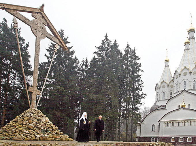 2007年10月30日，普京（右）在莫斯科南郊「布托沃射擊場」大清洗紀念地悼念死難受害者。（AFP）