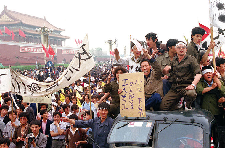 提起鄧小平，國人了解最多的無非是改革開放的總設計師、「六四」屠殺。圖為1989年「六四」屠殺前夕，天安門廣場上民眾要求鄧小平下臺。（AFP）
