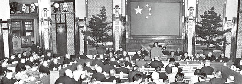 1957年2月毛澤東在最高國務會議上鼓吹「百花齊放，百家爭鳴」的方針。許多回應「雙百方針」的人在反右運動中被打成右派，遭滅頂之災。1967年《人民日報》撰文稱雙百方針是引蛇出洞的陽謀。（維基百科）