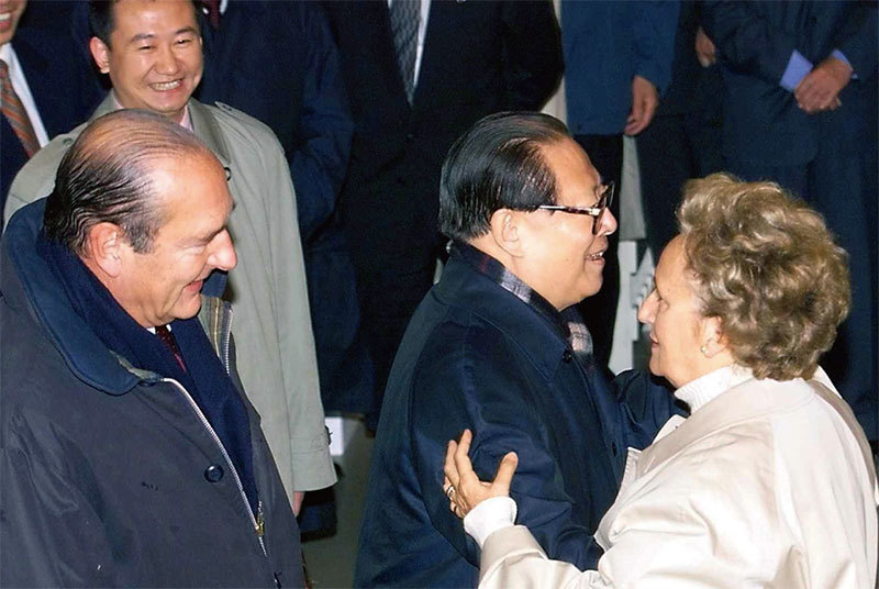 1999年10月24日，江澤民在法國參觀一座博物館時，不顧禮儀，拉起法國總統希拉克夫人的手跳起舞來。（AFP）