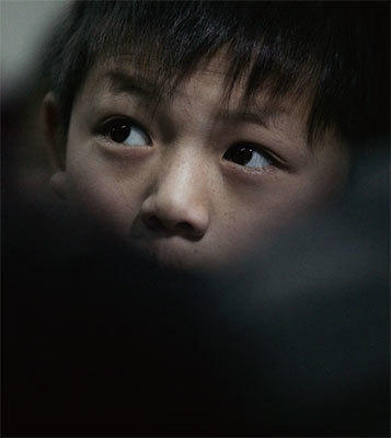 中國農村有數百萬孩子由親戚撫養，因為他們的父母在遙遠的城市裡打工，這些孩子的在校成績和智力往往比同齡人差。（Getty Images）