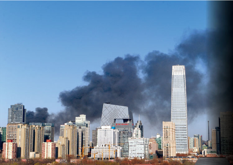 北京近期不太平。圖為2011年3月24日北京央視新址附近起火，現場濃煙滾滾。（AFP）