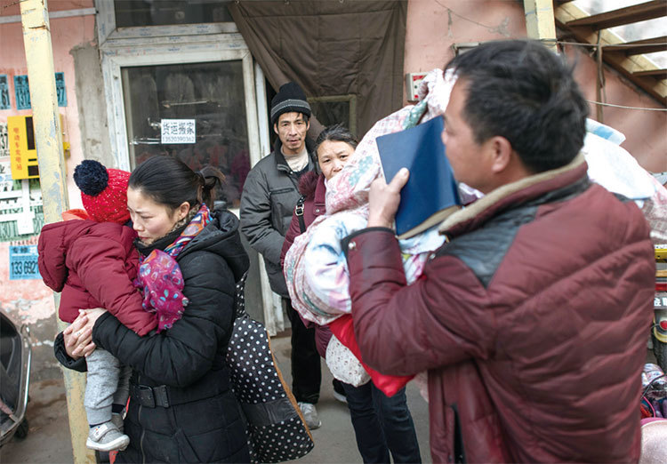在京討生活的數十萬外地人突遭驅逐，被迫流離失所。圖為11月27日北京街頭遭驅趕的「低端」人群。（AFP）