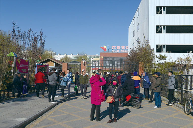 北京朝陽區紅黃藍幼兒園被曝光孩子遭猥褻、針扎、餵藥，事件持續發酵，但園方已於11月27日恢復營業。（AFP）