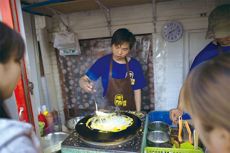 有北京民眾說，北京人的生活離不開農民工，現在連吃早點的地方都沒了，只能去昂貴的超市，老北京也會被迫離開，因為應付不了高昂的費用。（AFP）