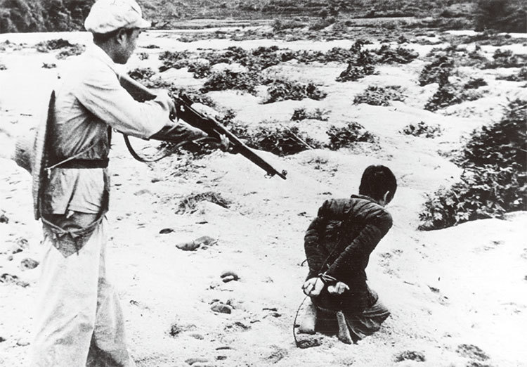 1953年，新疆阜康，中共軍管人員在槍殺「地主」和「反革命分子」。（Hulton Archive/Getty Images）