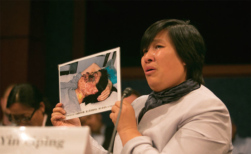 2016年4月14日尹麗萍在美國國會聽證會上講述家鄉的法輪功學員高蓉蓉遭受酷刑、被迫害致死的經歷時，淚流不止。（李莎／大紀元）