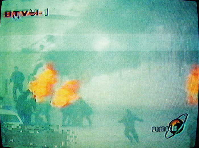 2001年1月23日天安門自焚偽火的央視錄像截圖。（Getty Images）