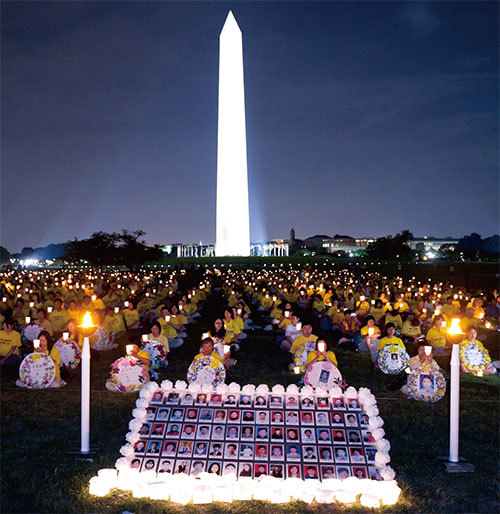 2010年美國首府華盛頓法輪功大型燭光夜悼。（大紀元）