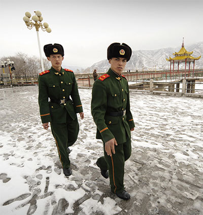 韓媒稱幾百名中共士兵在中朝邊境舉行備戰宣誓儀式。民眾擔心是否真要打仗了。圖為中共士兵在圖們江上巡邏。（AFP）