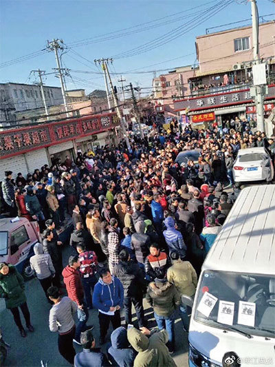 12月10日國際人權日，北京市朝陽區、大興區等地逾千民眾舉行遊行示威。他們拉起橫額，高喊「暴力驅趕、侵犯人權」口號，引起國內外輿論的廣泛關注。（網路圖片）