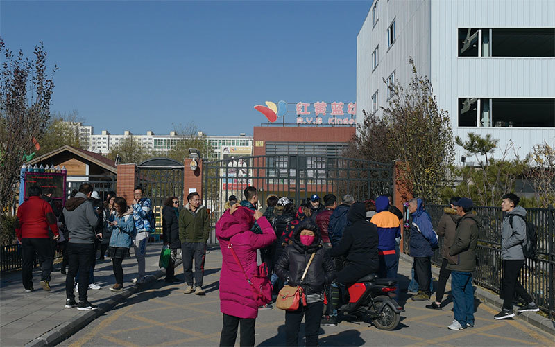 2017年11月24日北京紅黃藍幼兒園家長在向媒體曝光該幼兒園虐待、猥褻孩子的真相。（Getty Images）
