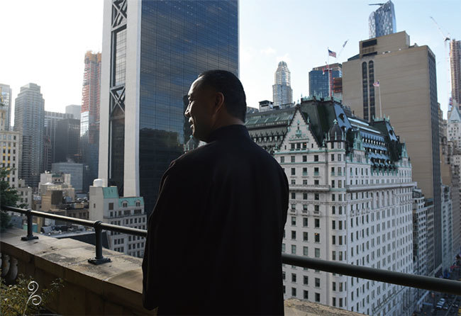 郭文貴12月9日在美國紐約的豪宅接受法新社的專訪，稱自己的終極目標是三年內改變中共政體。（AFP）