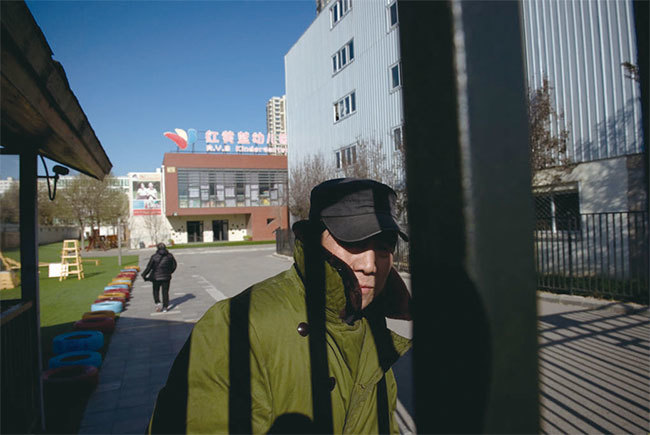北京紅黃藍幼兒園猥褻虐童醜聞，自2017年11月22日起引爆，迅速在全球輿論中成為焦點。（Getty Images）
