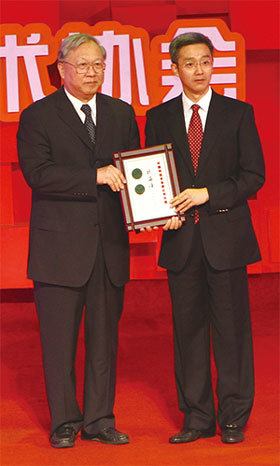 胡海峰（右）2013年5月出任嘉興市委副書記，正式步入大陸政壇。圖為2009年9月9日胡海峰獲求是傑出青年獎。（新紀元資料室）