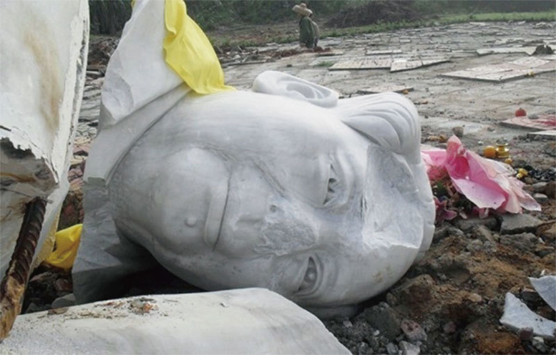 毛澤東殺人如麻。圖為海南省一尊9.9米高的毛像於2011年3月被推倒斷成五截，面目全非。（網路圖片）