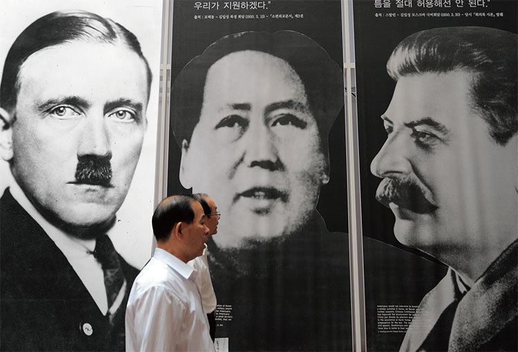 毛澤東（中）殺人如麻，這是中國人公認的事實。殺人記錄前三名：毛、史達林（右）和希特勒（左），是公認的二十世紀三大暴君，他們的殺人記錄都是以「千萬」計。（新紀元合成圖）