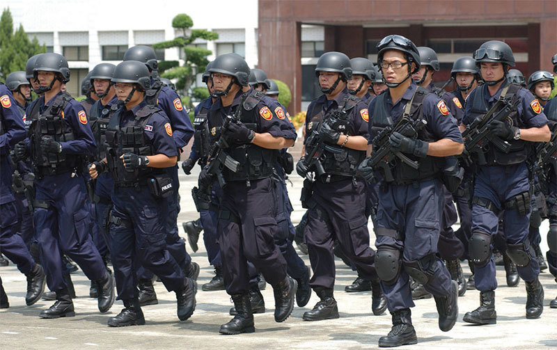 臺大學生抗議中共統戰選秀節目，遭到親共團體成員毆打，導致流血事件。臺灣警政署隨後在雙北地區聯合掃黑，打擊幫派據點。（AFP）