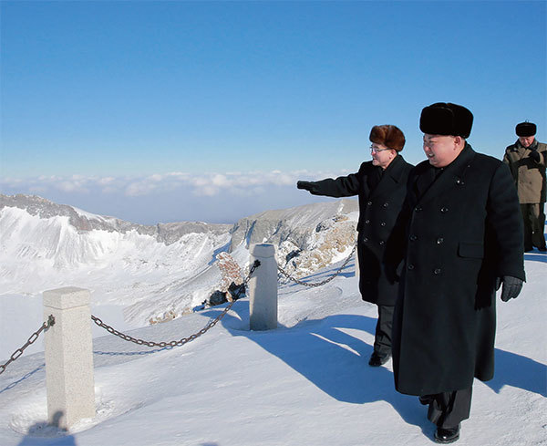 2017年12月9日金正恩在長白山上結冰的天池湖面。（AFP）