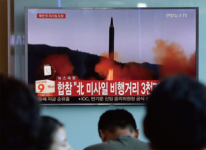 跡象顯示，金正恩正在擴張他的潛在核試驗地址，加緊準備第七次核試驗。圖為2017年9月15日北韓向日本發射彈道導彈，韓國首爾民眾觀看新聞畫面。（Getty Images）