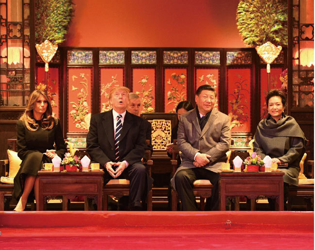 習近平在北京故宮接待美國總統川普時，向川普說，中國的文化是幾千年從來沒有斷過。圖為2017年11月8日習、川同賞京劇。（AFP）