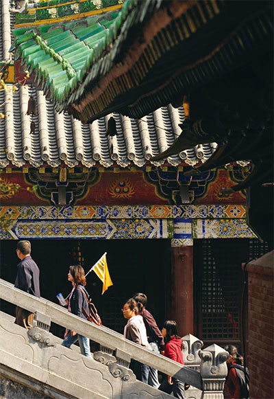 在中國，寺廟已不再是清修地方，宗教場所趨於商業化。圖為少林寺遊客成群。（AFP）