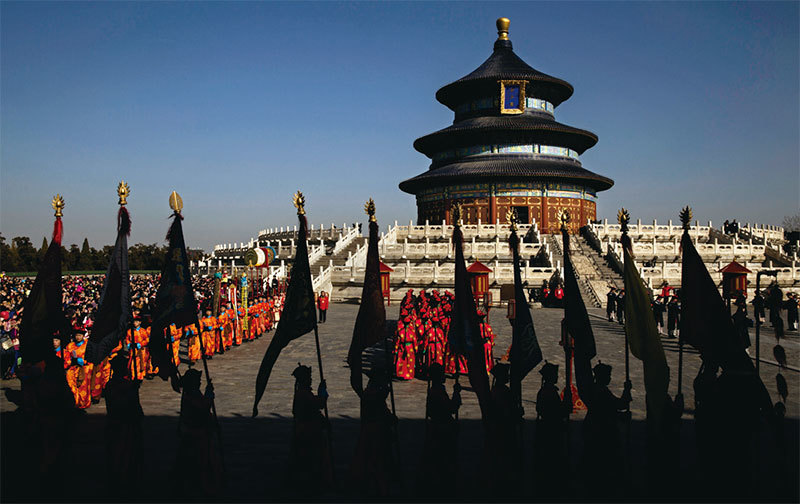 建於明永樂十八年的「天壇」，作為明清兩代祭天之所，面積為紫禁城的四倍，是中國歷史上最大的祭祀建築。2015年過年期間天壇一場仿古祭天儀式。（Getty Images）