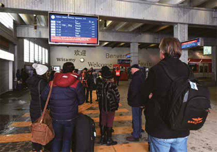 中國遊客數量激增且不講文明，在車上隨地吐痰，令瑞士人感覺「受到擠壓」。為解決這個問題，瑞士人給中國遊客增開了「專列」。（AFP）