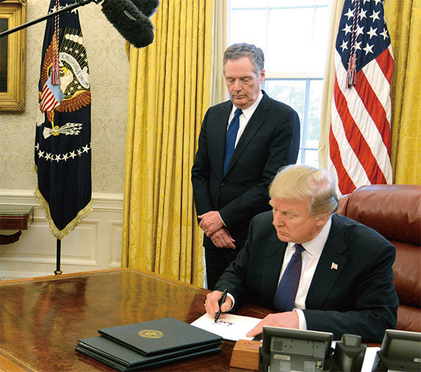 2018年1月23日，川普在白宮簽署文告，啟動時隔16年的緊急進口限制，保護美國企業。（Getty Images）
