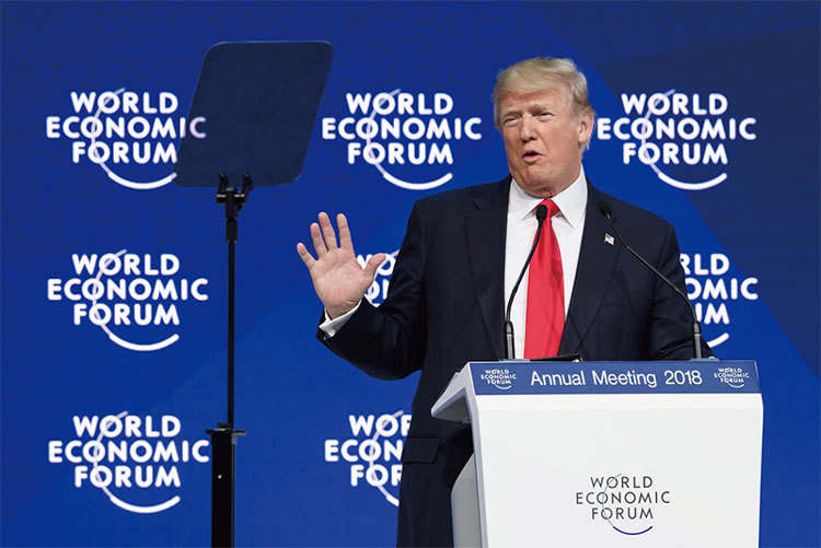 1月26日，美國總統川普在達沃斯世界經濟論壇上演講時，強調國家操縱的計畫經濟打亂了國際貿易秩序，美國絕不會再容忍這種掠奪性貿易。（Getty Images）