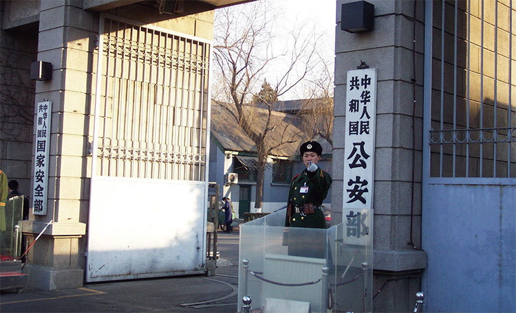 王小洪這一「習近平（國安委主席）-國安委-公安部-北京市-公安局」直通天地線的特別安排，對習在19大的「清江」動作，起到了重要的固盤作用。（大紀元資料室）
