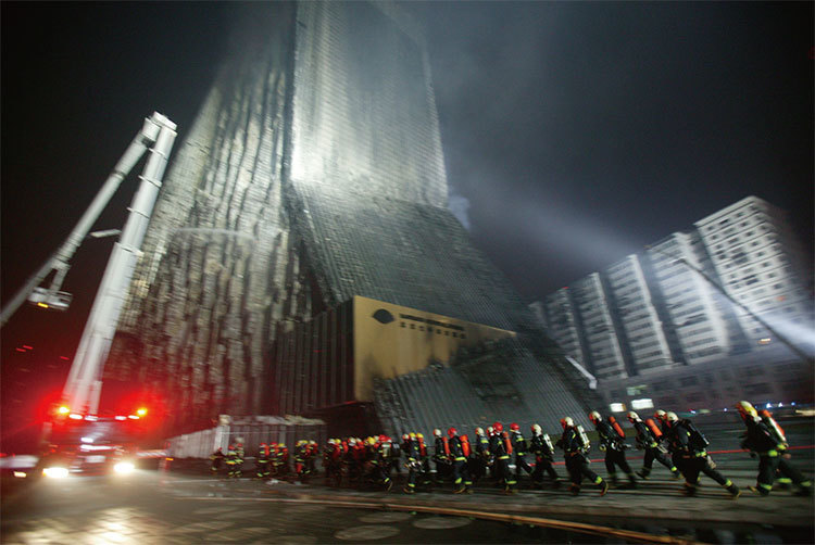 2009年2月9日中共央視新址北配樓發生一場重大火災，燒掉了幾億元，時任臺長趙化勇狼狽離職。圖為2009年2月9日央視大火現場。（Getty Images）