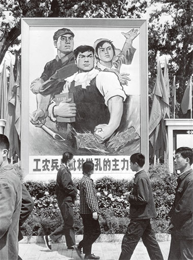 1973年7月，中國大陸颳起工人階級、貧農監管學校之風，大批工宣隊、貧宣隊進駐大中小學，狠批孔子反動教育思想。圖為1974年工農兵批孔的大字報。（AFP）