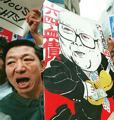踩著「六四」鮮血上臺的江澤民是「六四」屠殺決策人之一。圖為1997年10月31日江澤民訪美，紐約證券交易所外抗議民眾。（AFP）