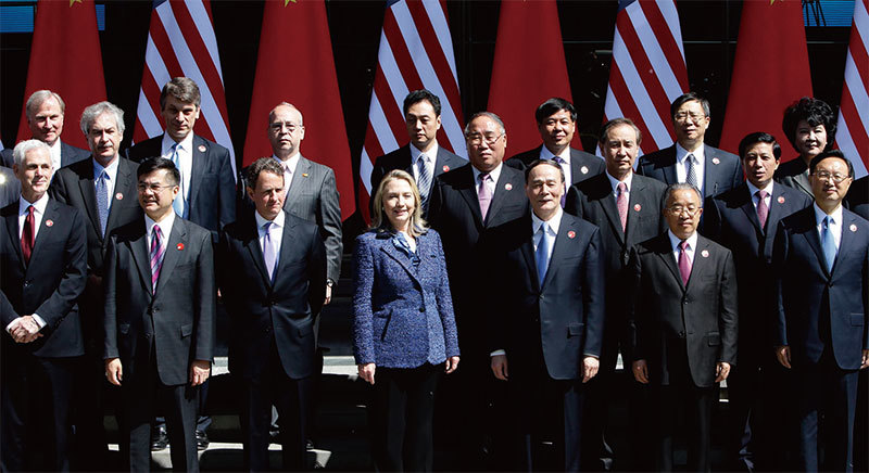 王岐山（前排右三）或將統領劉鶴（二排右二）、楊潔篪（右一）、王毅組成強大外交團隊。圖為2012年5月2日王岐山擔任「中美戰略與經濟對話」的中方代表。（AFP）