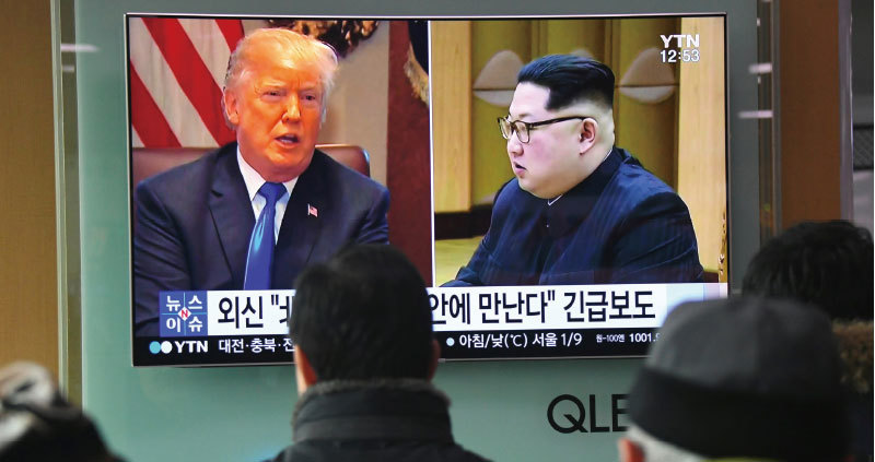 3月9日韓國首爾民眾觀看電視新聞報導川普同意金正恩的求見。（AFP）