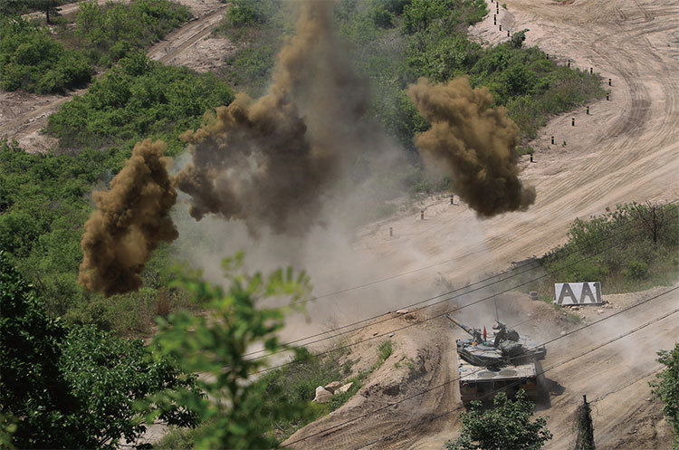 如果川普與金正恩會面計畫成真，川普此舉，將改變持續多年的朝鮮半島遊戲規則。圖為2015年5月20日韓國陸軍於兩韓邊境鐵原郡的軍事演習。（Getty Images）