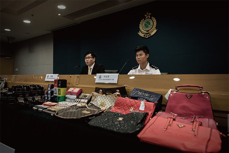 在中國市場，假貨泛濫，圖為香港查獲並展示假貨奢侈品。（Getty Images）